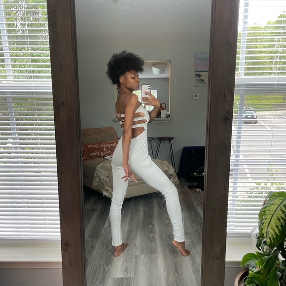 Sleeveless White Backless Jumpsuit - Picture 11 of 11